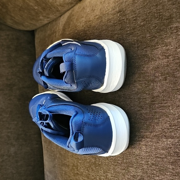 Nike Legend Trainers - Picture 4 of 8